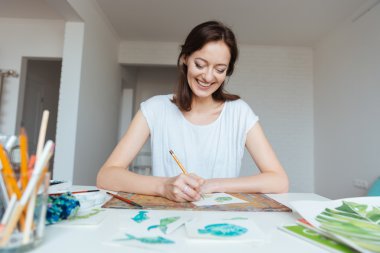 Eskizler yapım Atölyesi neşeli kadın ressam 