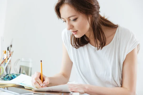 Mujer artista haciendo bocetos en taller — Foto de Stock