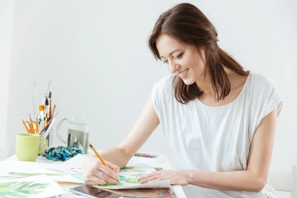 Femme peintre dessin à la table — Photo