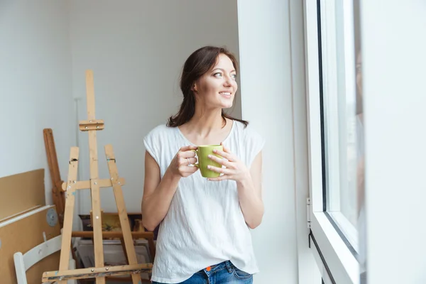 笑顔のきれいな女性アーティストがワーク ショップでコーヒーを飲む — ストック写真