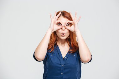 Komik sevimli genç kadın görünümlü boğaz gözlük parmakları yapılmış