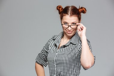 Gülümseyen oynak genç kadın üzerinde gözlük arıyorum