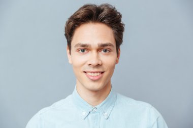 Gülümseyen Adam kameraya bakıyor.