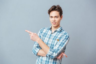 Genç adam işaret parmağı uzakta 