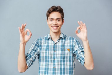 Gülümseyen adam parmaklar ok işaretiyle gösterilen