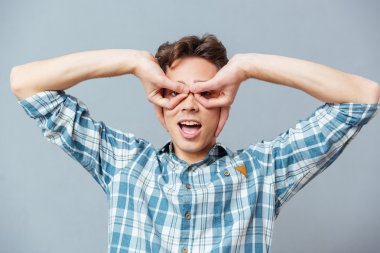 Mutlu adam parmak kameradan bakıyorsun