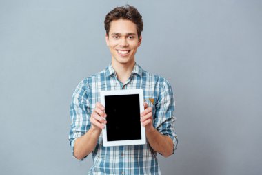 Gülümseyen adam boş tablet bilgisayar ekranında gösterilen