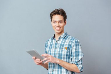 Yakışıklı adam tablet bilgisayar holding