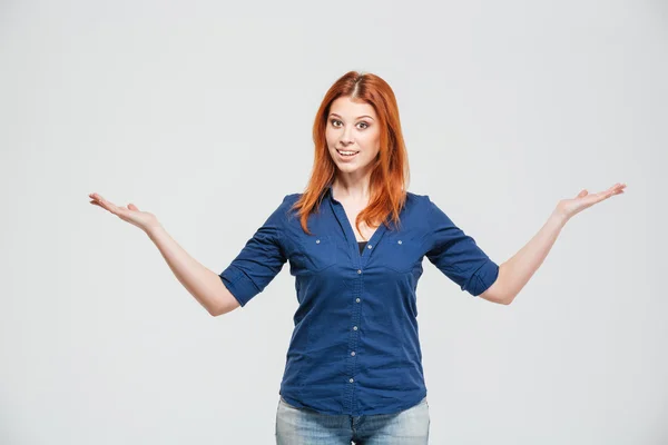 Beautiful smiling woman standing annd holding copyspace on both palms — Stockfoto