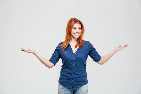 Mujer feliz sosteniendo copyspace en ambas palmas sobre fondo blanco —  Fotos de Stock