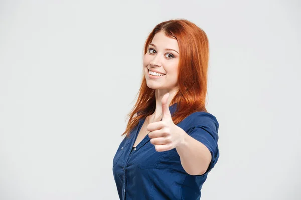 Alegre atractiva pelirroja joven mostrando los pulgares hacia arriba — Foto de Stock