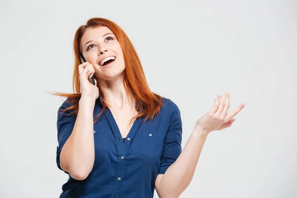 Щаслива красива руда молода жінка говорить на мобільному телефоні — стокове фото
