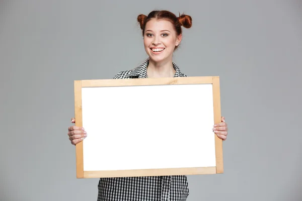 Lycklig söt ung kvinna med blank whiteboard — Stockfoto