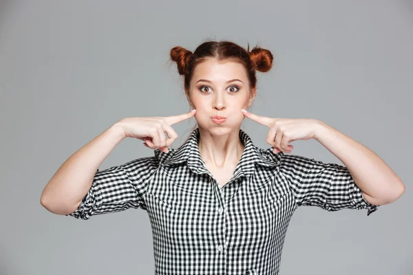 Lustiges hübsches Mädchen macht lustiges Gesicht — Stockfoto