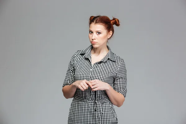Allvarlig rolig ung kvinna i rutig skjorta — Stockfoto