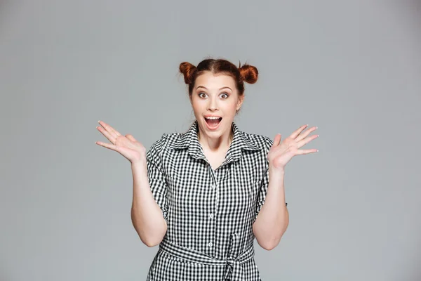 Opgewonden gelukkig meisje met verhoogde handen staan en schreeuwen — Stockfoto