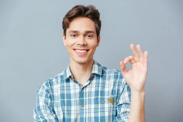 Hombre mostrando signo ok con los dedos — Foto de Stock