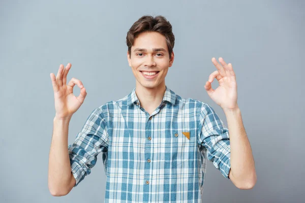 Uśmiechnięty mężczyzna Wyświetlono ok znak palcami — Zdjęcie stockowe