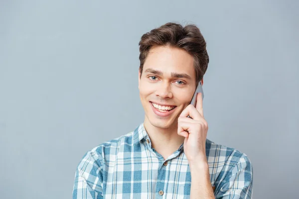 Sonriente hombre casual hablando por teléfono — Foto de Stock