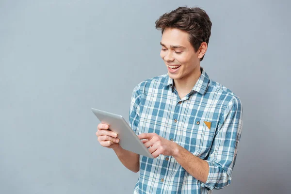 Ler casual man använder Tablet PC: n — Stockfoto