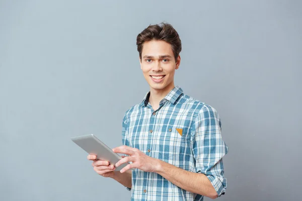 Hombre guapo sosteniendo tableta ordenador — Foto de Stock