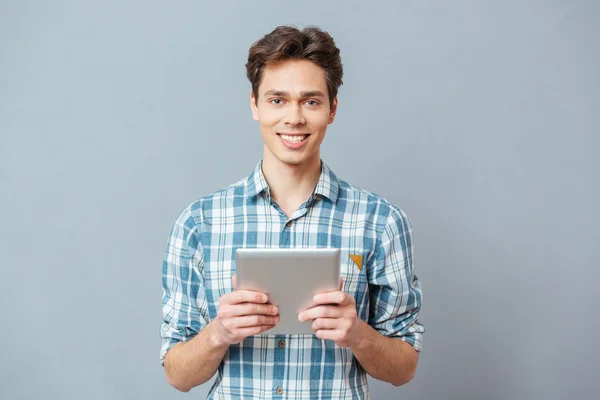 Sorrindo homem segurando tablet computador — Fotografia de Stock