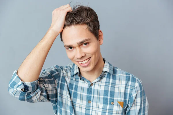 Leende man tittar på kameran — Stockfoto