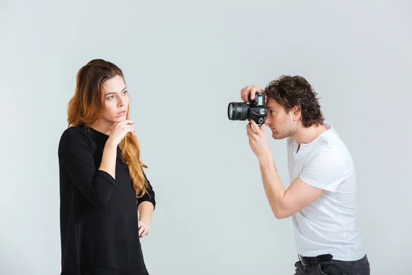Hombre fotografiando modelo femenino —  Fotos de Stock