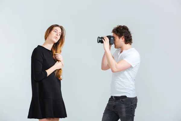 Hombre fotografiando modelo femenino —  Fotos de Stock