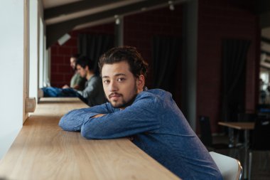 Ofiste masada oturan adam