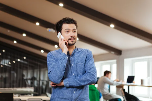 Man berbicara di telepon di kantor — Stok Foto