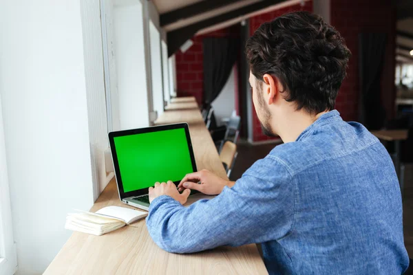 Mann benutzt Laptop mit leerem Bildschirm — Stockfoto