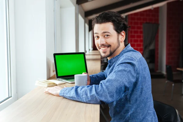 Uomo felice bere caffè in ufficio — Foto Stock