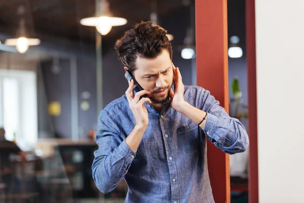 Hombre hablando por teléfono en la oficina — Foto de Stock