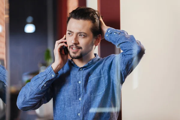 Επιχειρηματίας μιλάει στο τηλέφωνο στο γραφείο — Φωτογραφία Αρχείου