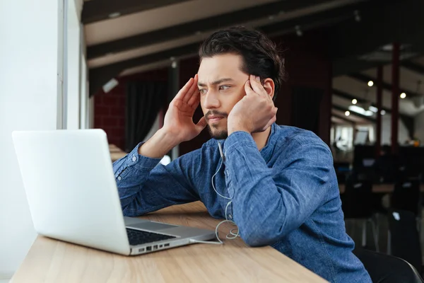 Man denken over iets in kantoor — Stockfoto