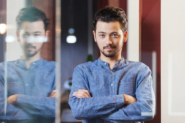 Happy man looking at camera in office — Stock Photo, Image