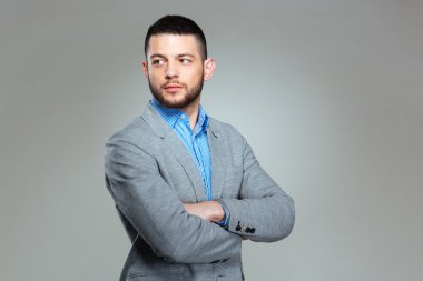 Silah uzakta katlanmış seyir ile iş adamı