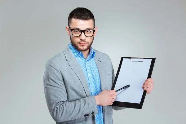 Geschäftsmann zeigt leeres Klemmbrett — Stockfoto