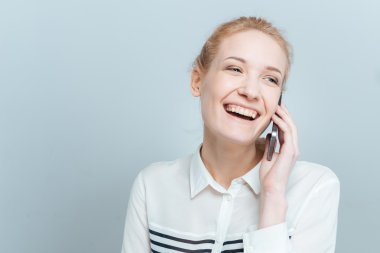 Telefonda konuşan gülen kadın.