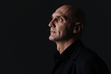 Profil koyu takım elbiseli çekici boldheaded iş adamı 