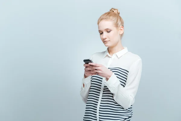 Mujer joven usando smartphone — Foto de Stock