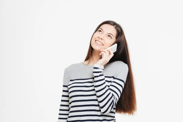 Sorrindo mulher falando ao telefone e olhando para cima — Fotografia de Stock