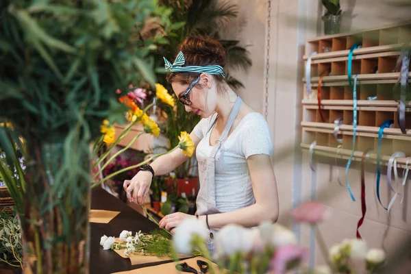 Mulher florista fazendo buquê com flores brancas na loja — Fotografia de Stock