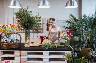 Buket çiçek dükkanında oluşturma zevk neşeli kadın çiçekçi