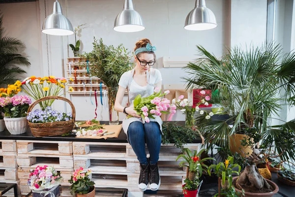 Oturma ve Pembe Lale çiçek dükkanında düzenlenmesi kadın çiçekçi