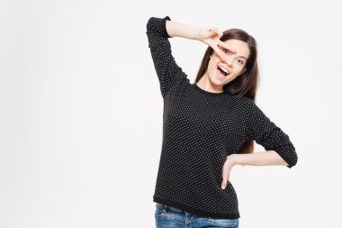 neşeli kadın gösteren barış işareti