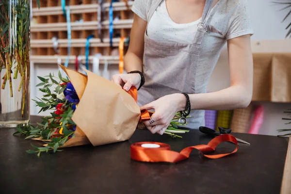Handen van vrouw bloemist bloemboeket maken in winkel — Stockfoto