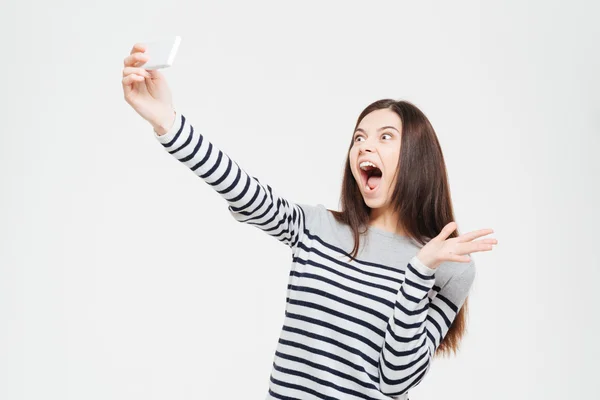 Lustige Frau macht Selfie-Foto auf Smartphone — Stockfoto