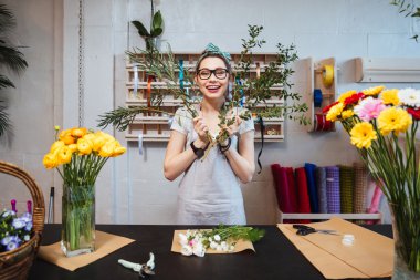 Buket yapma ve having fun neşeli eğlenceli kadın çiçekçi 